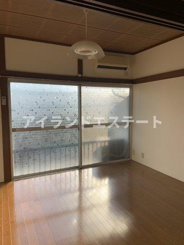 さくらハイツ　最上階　陽当たり良好　バストイレ別の居間・リビング