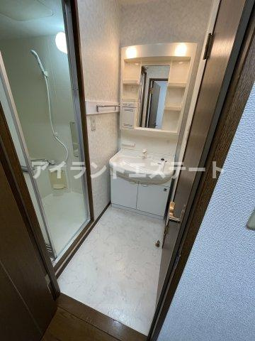 ファーストヒルズ　独立洗面台　角部屋　２面採光の洗面所