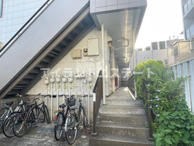 ホワイトバーチ　駅近　室内洗濯機置場　バストイレ別のエントランス