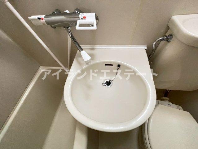 グロージェン代沢　バストイレあり　室内洗濯機置場　システムキッチンの洗面所