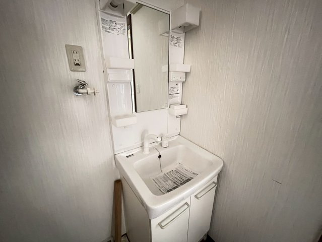 メゾンハウス　1フロア2住戸　通風良好　陽当たり良好の独立洗面台