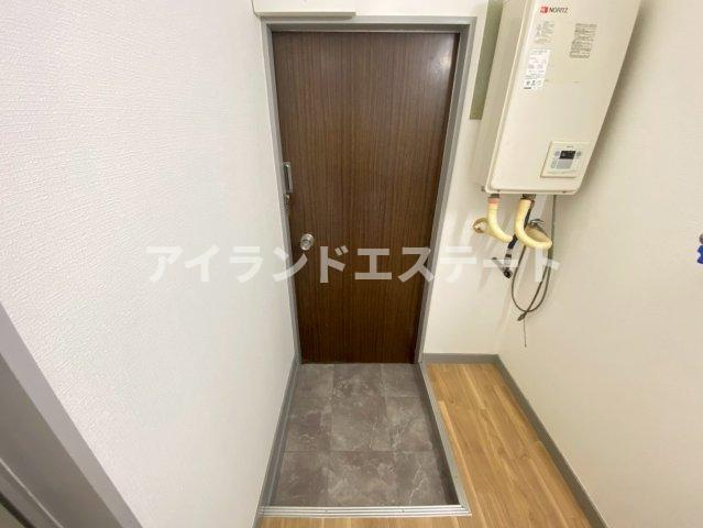10FLATS　駅近　室内洗濯機置場　南向きの玄関