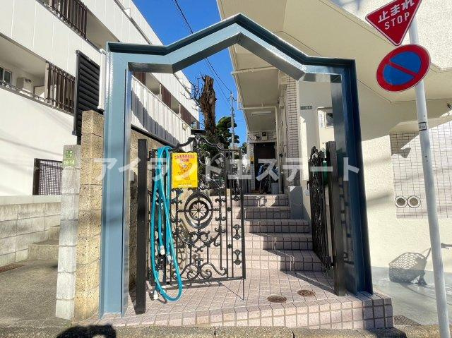 マンションパール世田谷　礼金0　陽当たり良好　最上階のエントランス