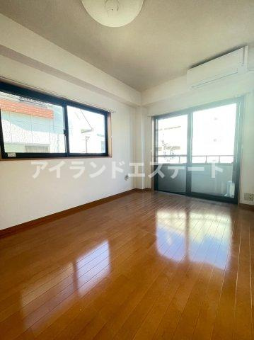 アネックス駒沢公園　角部屋　2面採光　バストイレ別　の居間・リビング