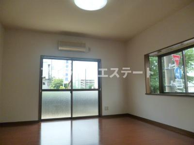 ペイジ弦巻　角部屋　通風良好　バストイレ別の居間・リビング