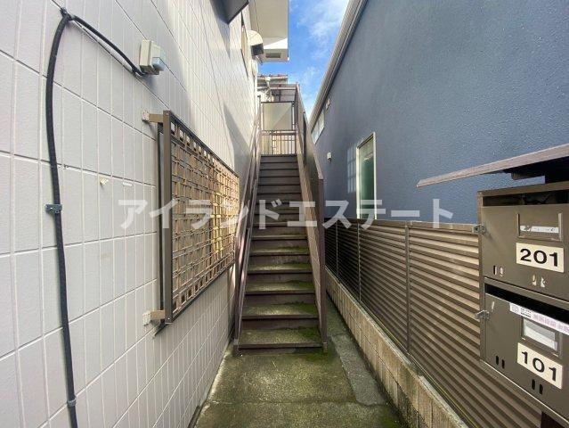 ベルハイム　駅近　ロフト　室内洗濯機置場　バストイレ別のエントランス