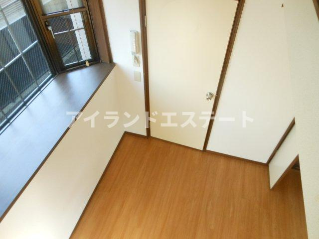 ベルハイム　駅近　ロフト　室内洗濯機置場　バストイレ別の居間・リビング