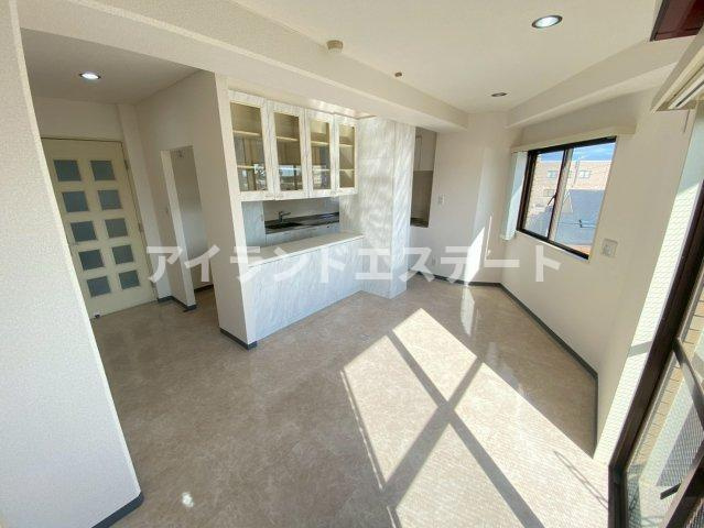 パインヒルガーデン　防音室付き　楽器相談可　オートロックの居間・リビング