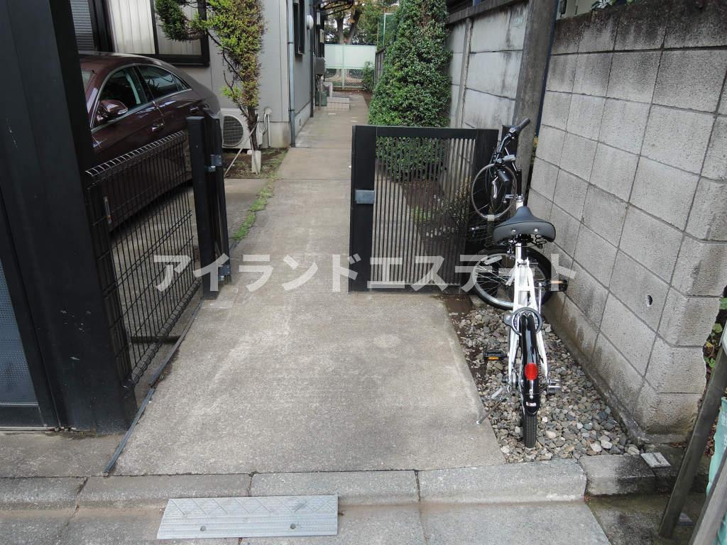 レヴィーユ　駅近　室内洗濯機置場　バストイレ別のエントランス