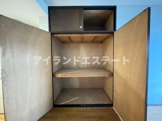 ティブロンコート　最上階　陽当たり良好　バストイレ別の収納