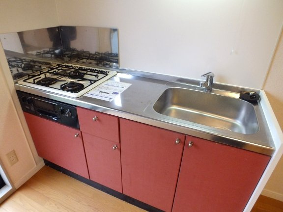 レオパレスミカドＡのキッチン|３口ガスコンロ