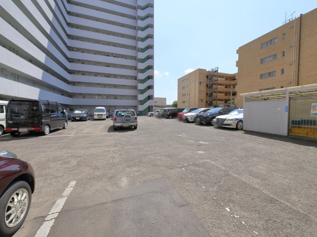 ■【Common area - Parking lot】こちらは駐車場になります。