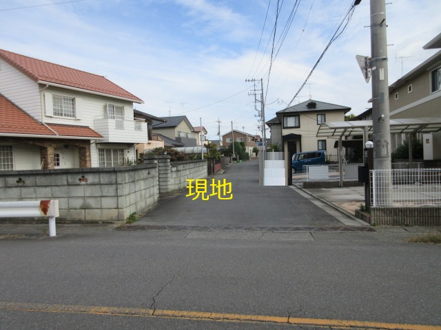 中古戸建　東松山市松山町1-12-5の前面道路含む現地写真