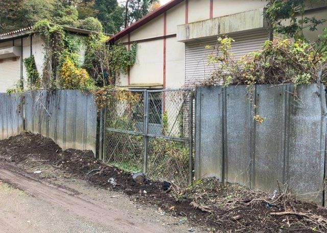 【外観】 | 滝山倉庫 | 土地の形が極端に長細かったり、狭小地、あるいは道路との高低差がある傾斜地だった場合、後々売ろうとしても買い手がつかない場合もあります。後々、売却することになった時に価値の下がらない土地を選びましょう。