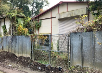 【外観】 | 滝山倉庫 | 家を建てる場合、方位は要チェックです。現実的に日当たりのよい家ならばリビングは南側、建築基準法でも北側に当たる家への配慮は求められています。土地を見学に行く際は、方位磁針を持って行くようにしましょう。