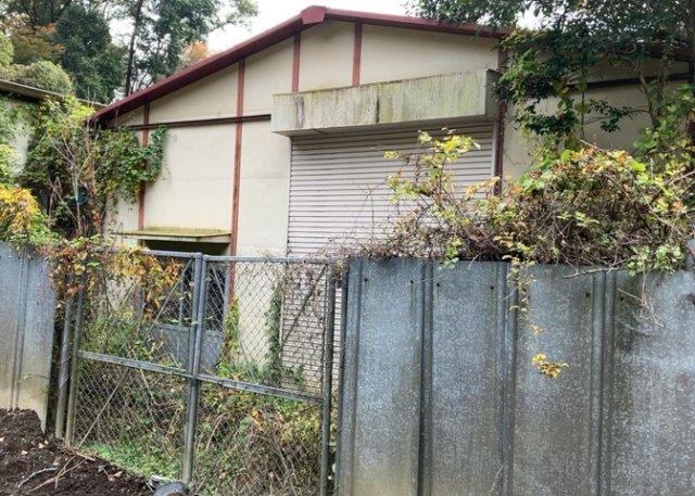 【外観】 | 滝山倉庫 | 土地の前の道路に消火栓が設置されていることがあります。この場合、道路交通法第45条第1項により、駐車禁止の場所が指定されています。そのため、車庫などの駐車スペースをつくることができない場合があります。