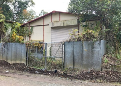 【外観】 | 滝山倉庫 | 現地に行くなら、物件の周囲の地形がどうなっているかを見ることも大切です。周辺より低くなっている土地では、大雨などで水が集まりやすいため、地盤が弱くなっているということも考えられるため、注意が必要です。