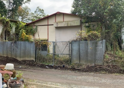 【外観】 | 滝山倉庫 | 隣家の土地はどうなっているのか、生活利便施設が近くにあるのか、学校まで近いかなど、お客様のライフスタイルにあわせたイメージが重要です。また、近くにあると困る施設が近くにないかも確認するといいでしょう。