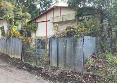 【外観】 | 滝山倉庫 | 土地購入を検討されている場合、境界杭がない状態で購入してしまうと境界確定測量をする必要があり、費用がかかります。購入の前に、売主、隣土地所有者立ち合いのもと境界を確定し境界杭を設置するのがベストです。