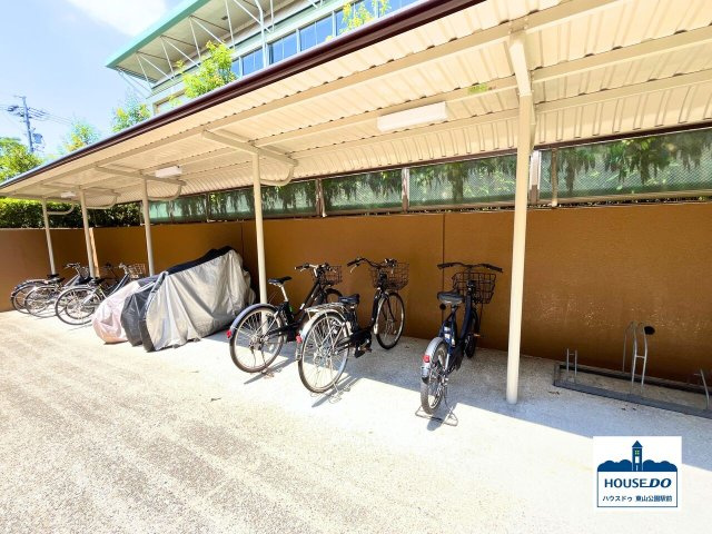 ペット可＆閑静な住宅街！ロイヤルシャトー高峯東ノースヒルズの駐輪場|敷地内にある整理整頓された駐輪場