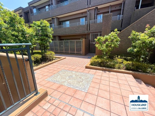 ペット可＆閑静な住宅街！ロイヤルシャトー高峯東ノースヒルズの外観|建物内には自然も充実しています♪