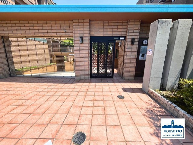 ペット可＆閑静な住宅街！ロイヤルシャトー高峯東ノースヒルズのエントランス|敷地内に入るのにもオートロックでセキュリティ面も安心！