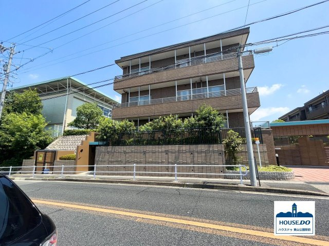 ペット可＆閑静な住宅街！ロイヤルシャトー高峯東ノースヒルズの外観|高台に建つ、豊かな緑に彩られた閑静な住宅街