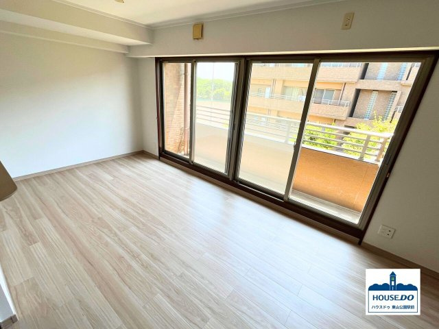ペット可＆閑静な住宅街！ロイヤルシャトー高峯東ノースヒルズのダイニング|南側バルコニーからの採光で、いつも明るいダイニング