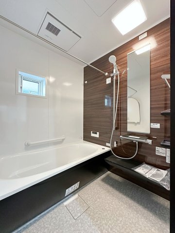 安芸郡海田町南幸町の浴室|（類似仕様）浴室乾燥機気付き1坪タイプの浴室☆
ユニットバスは、気密性にも優れています。そのため、冬場でもお湯が冷めにくく、暖かい空間を維持することができます。