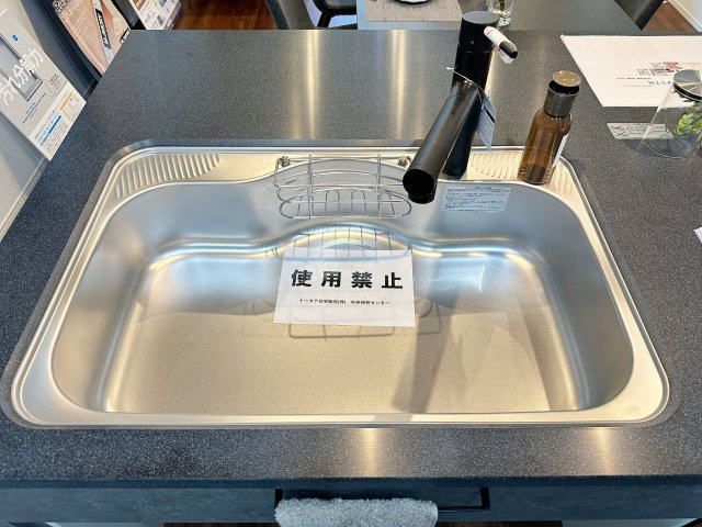 安芸郡海田町南幸町のキッチン|（類似仕様）浄水機能付きステンレスシンク☆
ステンレスシンクは傷や汚れに強く、お手入れも簡単で使いやすいです♪
さらにワンタッチで浄水に切り替えができる為とても便利です！