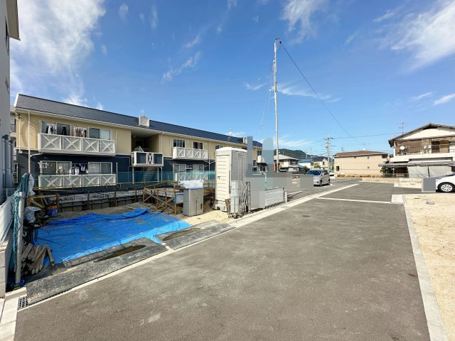 安芸郡海田町南幸町の前面道路含む現地写真|新しく舗装された綺麗な道路で道も広々としています。