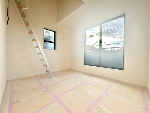 西東京市下保谷2丁目　新築戸建　全2棟の洋室|吹抜けから陽光を取り込むことで、開放感に満ちた空間に。

現地ご見学希望・資料請求などお気軽にお問い合わせ下さい！
03-5990-5201