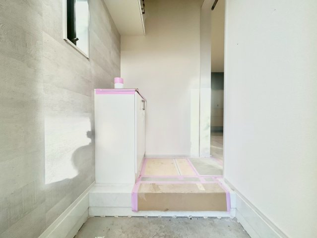 西東京市下保谷2丁目　新築戸建　全2棟の玄関|玄関横にはシューズボックスがついているため、片付いた玄関がキープできます！

現地ご見学希望・資料請求などお気軽にお問い合わせ下さい！
03-5990-5201