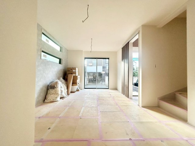 西東京市下保谷2丁目　新築戸建　全2棟の居間・リビング|ご家族が自然と顔を会わせることで、コミュニケーションを育んでくれるリビングイン階段。

現地ご見学希望・資料請求などお気軽にお問い合わせ下さい！
03-5990-5201