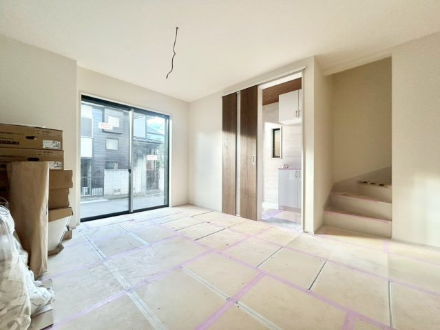 西東京市下保谷2丁目　新築戸建　全2棟の居間・リビング|大きな窓からたっぷりと注ぐ陽光を浴びながら、朝食やティータイムを楽しめます。

現地ご見学希望・資料請求などお気軽にお問い合わせ下さい！
03-5990-5201