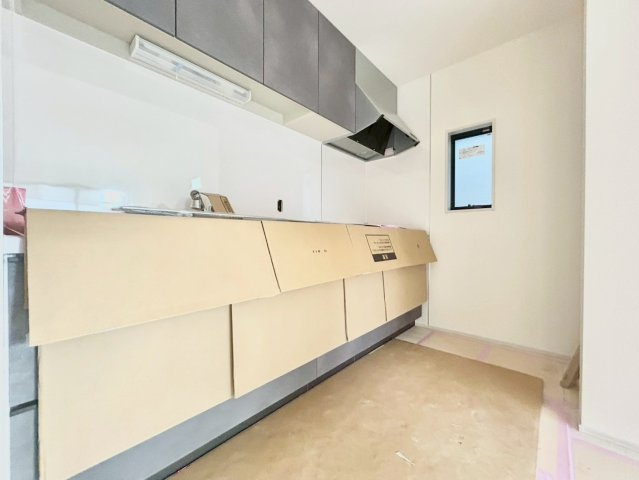 西東京市下保谷2丁目　新築戸建　全2棟のキッチン|横一列にシンクとコンロをまとめたシンプルなシステムキッチン。動きやすさが魅力です！

現地ご見学希望・資料請求などお気軽にお問い合わせ下さい！
03-5990-5201