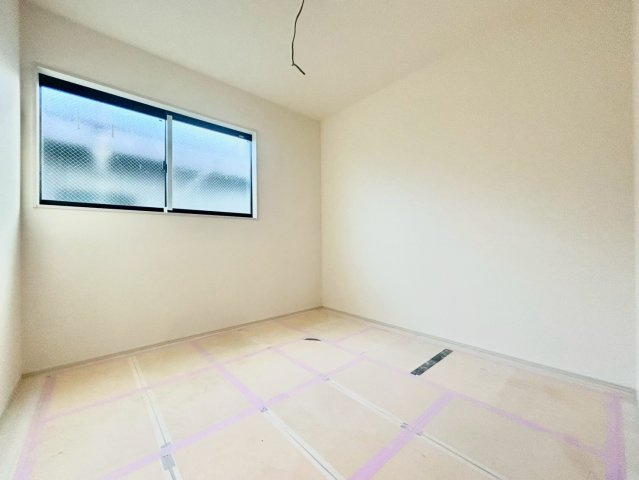 西東京市下保谷2丁目　新築戸建　全2棟の洋室|自分だけのプライベート空間。明るく温もりを感じることができる居室です。

現地ご見学希望・資料請求などお気軽にお問い合わせ下さい！
03-5990-5201