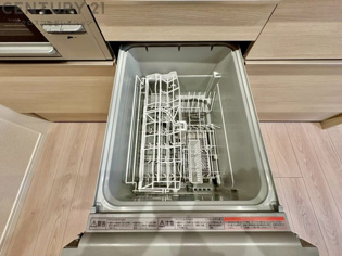 食器洗浄乾燥機は手洗いに比べて時間や労力を節約できます。また、高温のお湯で洗浄されるため、雑菌や細菌を殺菌する効果もあります。さらに、乾燥機能があるため、手で拭く手間も省け衛生的に保管できます。