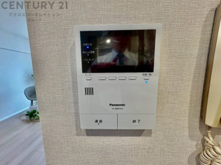 訪問者が来たときにテレビ画面で確認できるため、安心してドアを開けられます。録画機能があるものもあり、留守中に来訪者を記録しておくことができます。利便性が高く、セキュリティ面でも安心です。