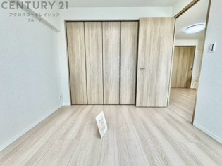 寝室…リラックスできるプライベート空間で、快適な睡眠をサポート。個人の好みに合わせたインテリアや寝具で心地良さを追求。プライベートな時間を過ごし、リフレッシュする場所におすすめです。