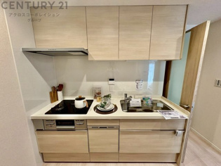 独立型システムキッチンは集中して調理できること、油や煙がリビング・ダイニングに広がりにくいこと、収納スペースを確保しやすいことなど様々なメリットがあります。