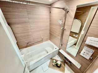 気密性と断熱性に優れ、外気の影響を受けにくく、浴室内の温度を一定に保ちやすいです。特に冬場は、暖房効率が高まり、快適なバスタイムを過ごせます。