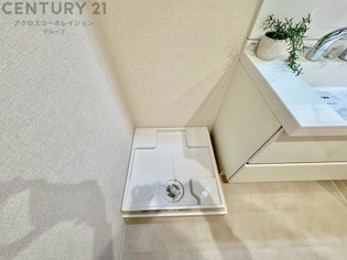 洗濯物の仕分け作業がしやすく、整理整頓が容易になります。洗濯音や湿気を他の部屋に持ち込まず、生活環境を快適に保ちます。上部を活用すれば収納スペースを確保でき洗剤や洗濯用品の整理もしやすくなります。