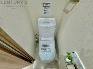 温水洗浄便座付トイレは温水洗浄機能により、暖かい水でおしりを洗浄することができ、冷たい水を使う従来の便座に比べ、温水洗浄機能で暖かいトイレを提供し、快適な使用を可能にします。