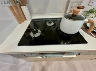 多数の調理器具を同時に使用でき、料理の効率化が可能。省エネで節約になり、様々な料理スタイルに適応できます。また、火力調整が独立しており、手入れや掃除もしやすく、今よりもっとお料理が楽しくなるかも。