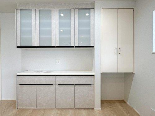 海田町大立町の収納|収納力のある大型カップボード☆
備え付けのため耐震性が高く地震の際も安心です！
キッチンと同じカラーリングのため統一感もあります！
さらにパントリーもあるのでキッチン周りの小物もスッキリ収納できます♪