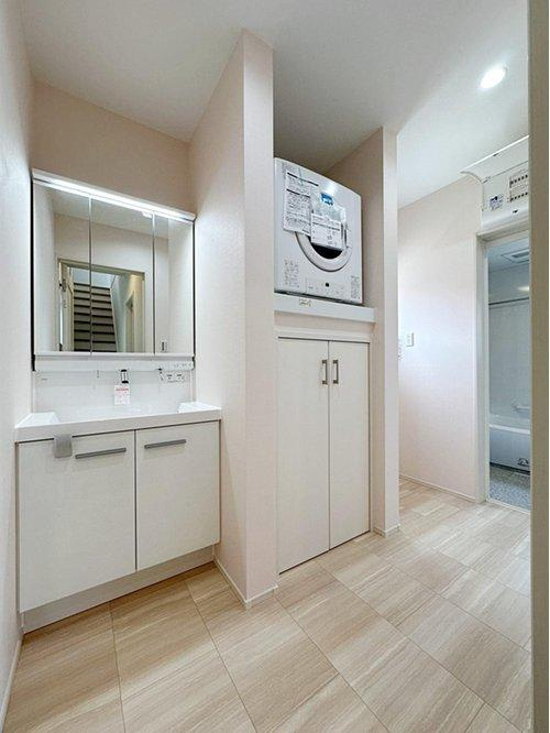 海田町大立町の洗面所|シャワー付き洗面化粧台☆
洗面台にシャワー機能が付いたもので、シャンプーなども行える多機能洗面台です。また、顔や手を洗うためだけではなく、シャワー付き洗面台を使えば手洗い洗濯などでも利用できます♪