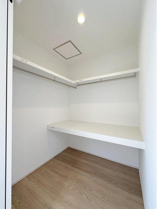 海田町大立町の収納|全居室収納☆
1階7.5帖の主寝室はたくさん収納できるウォークインクローゼットです♪