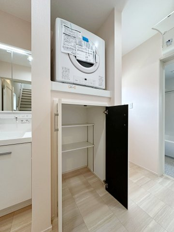 海田町大立町の独立洗面台|大人気のガス乾燥機「乾太くん」設置済み☆
洗濯物が終わった後、すぐに乾燥させることができます♪