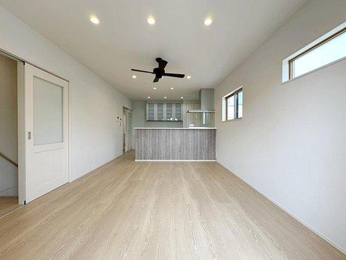 海田町大立町の居間・リビング|15.75帖の広々としたリビング☆
完成済のため365日ご案内可能♪
「今日見たい」にも対応します！